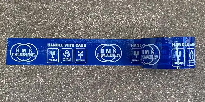 Lakban custom fragile Handle With Care biru untuk pengiriman